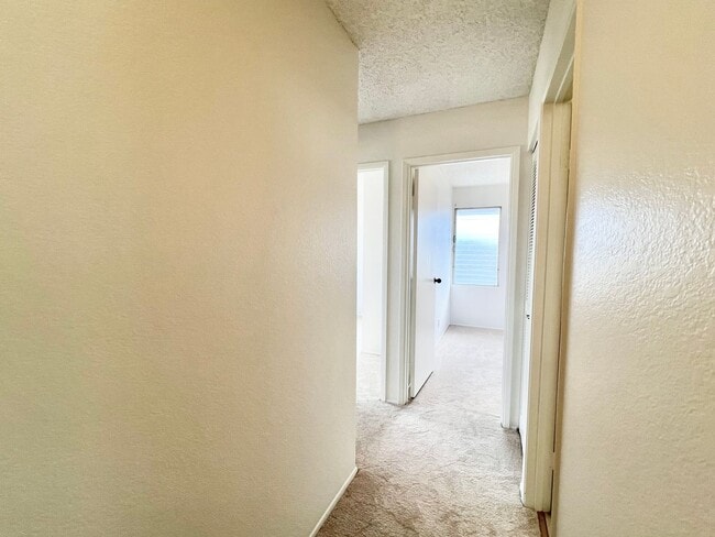 Building Photo - Spacious 5br/2.5ba House w/enclosed yard &...