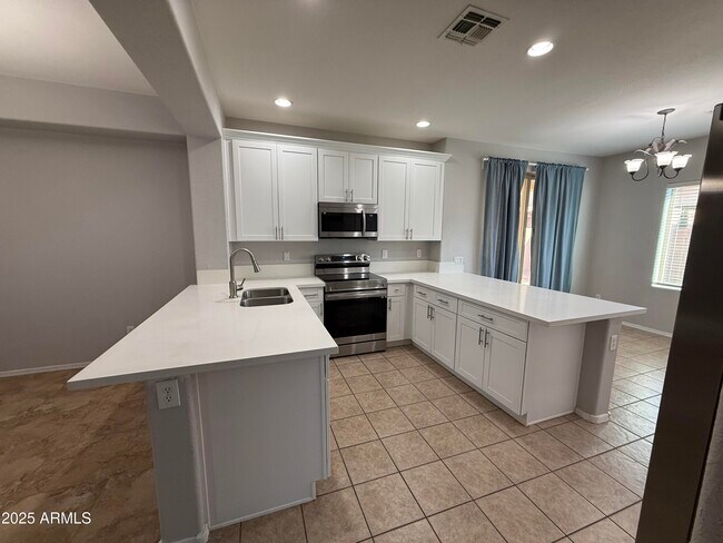 Building Photo - 885 E Cherry Hills Dr