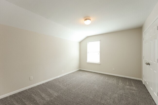 Building Photo - HUGE 4 BEDROOM 3.5 BATHROOM HOUSE- ONLY 7.5 MILES FROM RANDOLPH AIRFORCE BASE