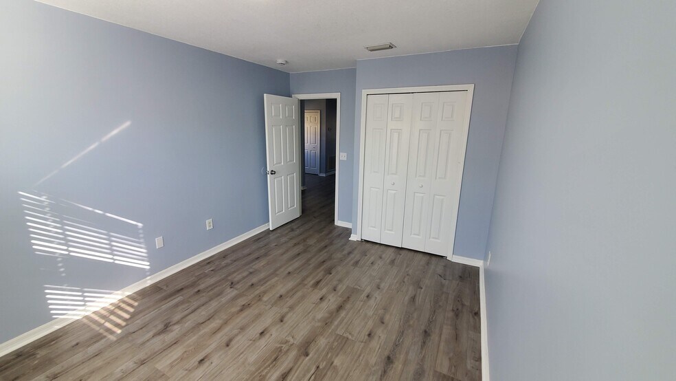 Building Photo - 8007 Sutton Terrace Ln