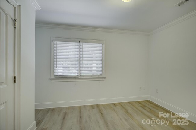 Building Photo - 448 N Summit Ave