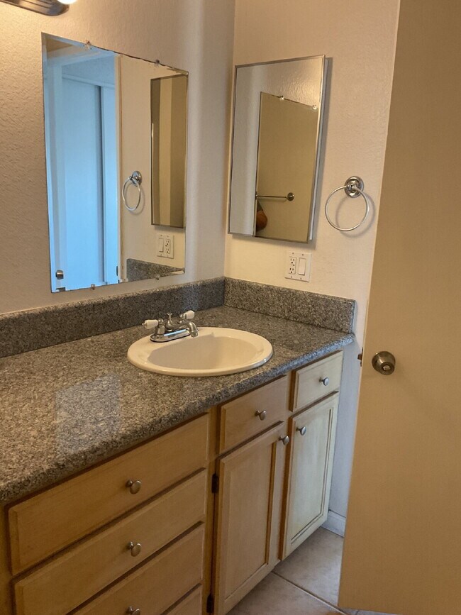 Building Photo - "Discover Coastal Living: Spacious 3-Bed, 2-Bath Townhouse