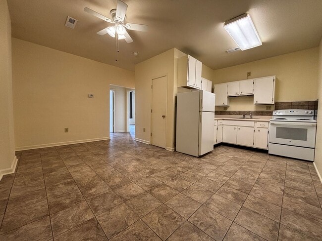 Building Photo - Uptown Apartments