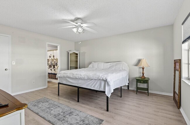 Building Photo - Totally Updated