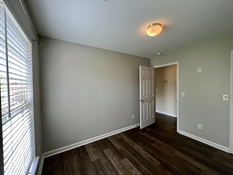 Building Photo - 116 Carriage Ct
