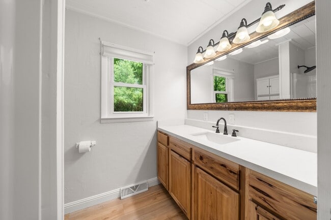 Building Photo - Pet Friendly 3/1 House, Fenced Yard, Deck, Fire Pit & Basement