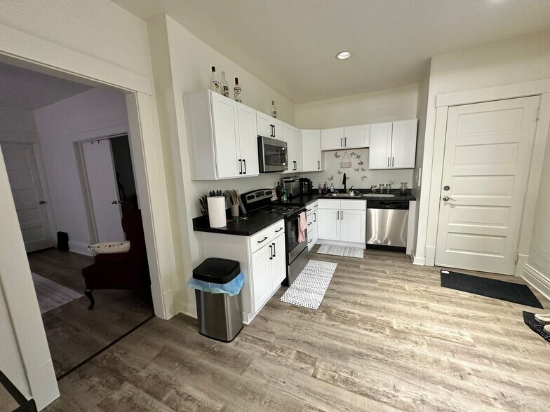 Building Photo - 537 S Water St