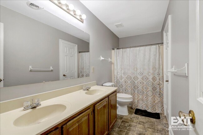 Building Photo - 3 Bedroom/1.5 Bath Duplex Convenient to To...