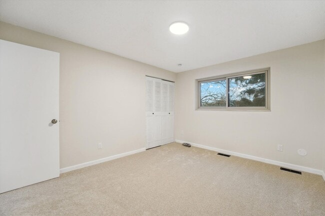 Building Photo - Adorable and Spacious Golden Townhome