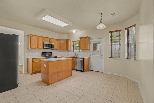 Building Photo - 10840 Sycamore Dr N