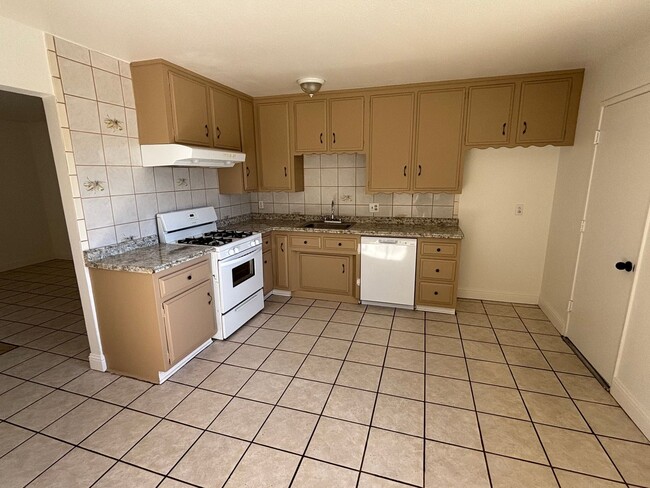 Building Photo - 1125 W Tunnell St