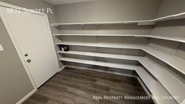 Building Photo - 9831 Sunset Pl