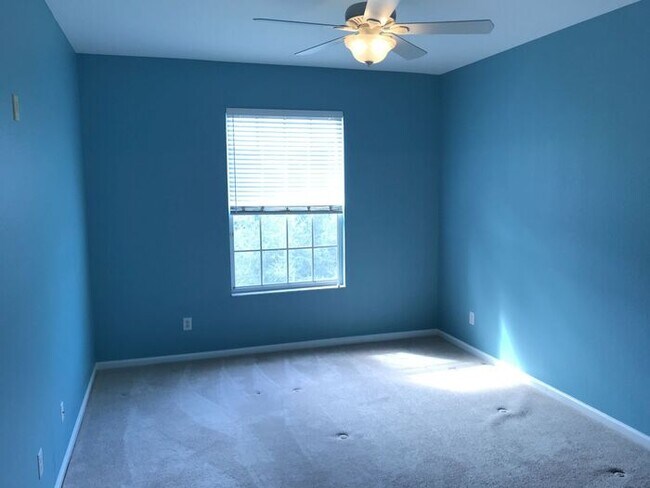 Building Photo - Must-See 3 Bedroom / 2 Bathroom Condo in B...