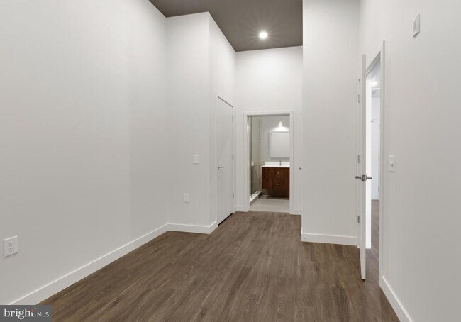 Building Photo - 525 N 41st St