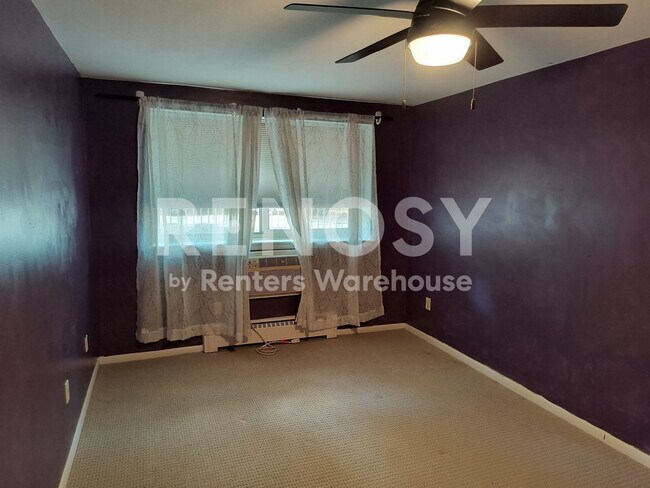 Building Photo - Available June 10th 2 Bedroom 1 Bath Condo in Minneapolis