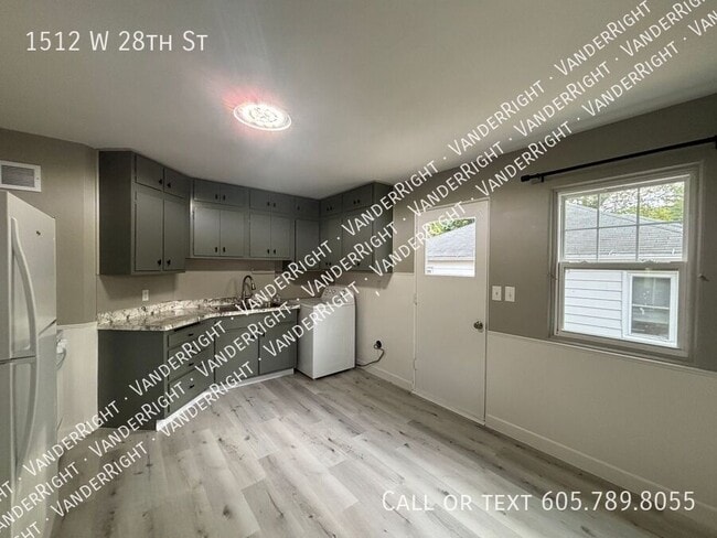 Building Photo - 1512 W 28th St