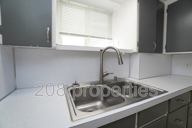 Building Photo - 2506 Woodlawn Ave