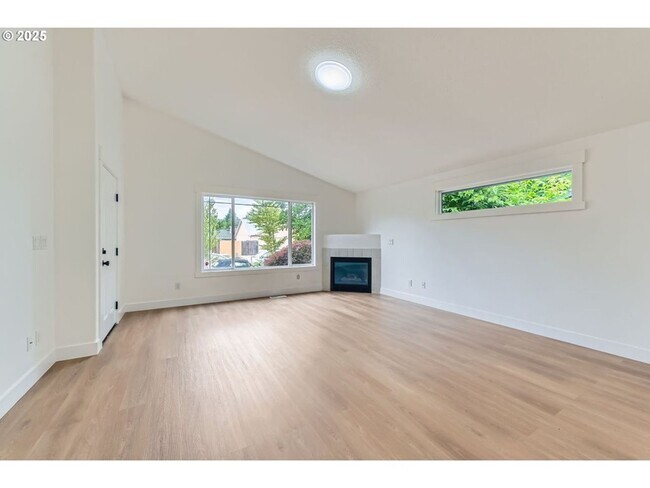 Building Photo - Charming One - Level