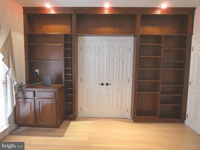 Building Photo - 6422 Lake Meadow Dr