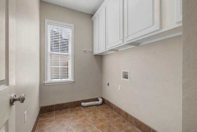 Building Photo - 2 Story Garden Killearn Home