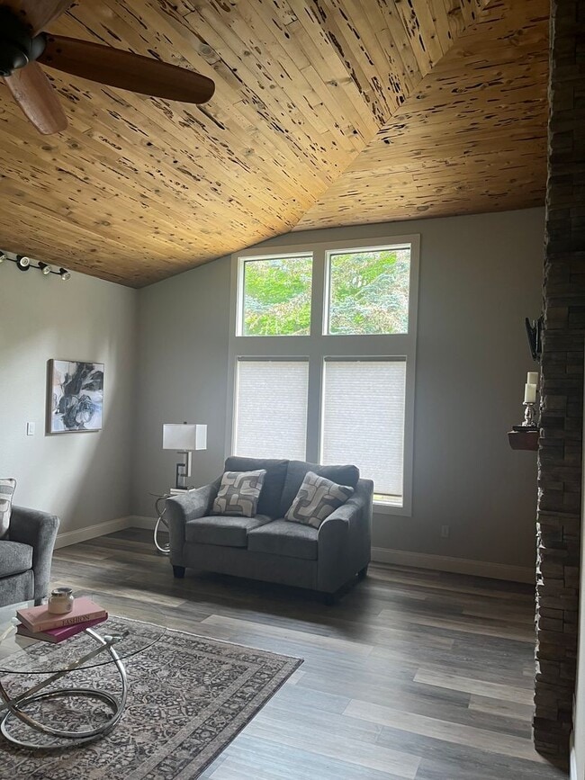 Building Photo - Felida Park- 4 Bedrooms on 1.5 Acres