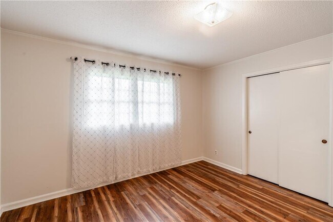 Building Photo - 304 Dogwood Dr