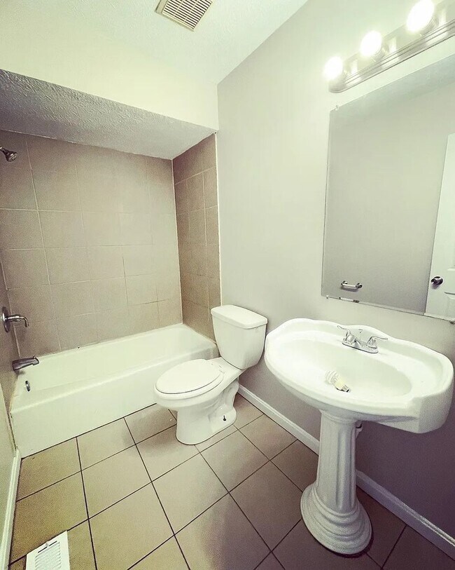 Building Photo - 2-Bedroom Townhome Minutes from Downtown N...