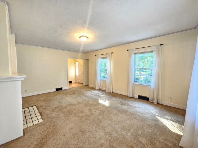 Building Photo - $2,100 - 3 Bed / 3 Bath Charming Home by G...
