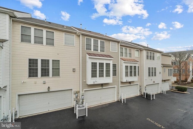 Building Photo - 2425 Huntington Park Dr