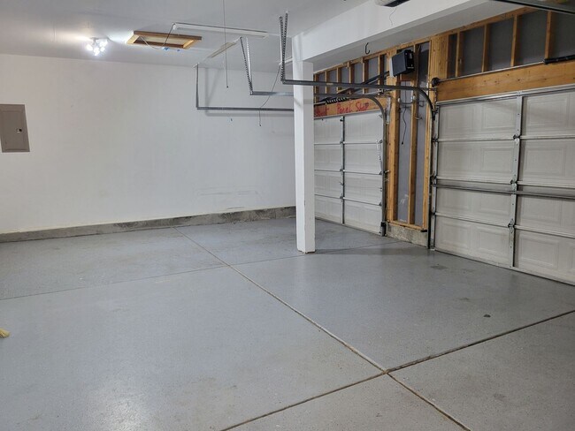 Building Photo - 4 Bedroom, 3.5 Bathroom Home with A/C! - A...
