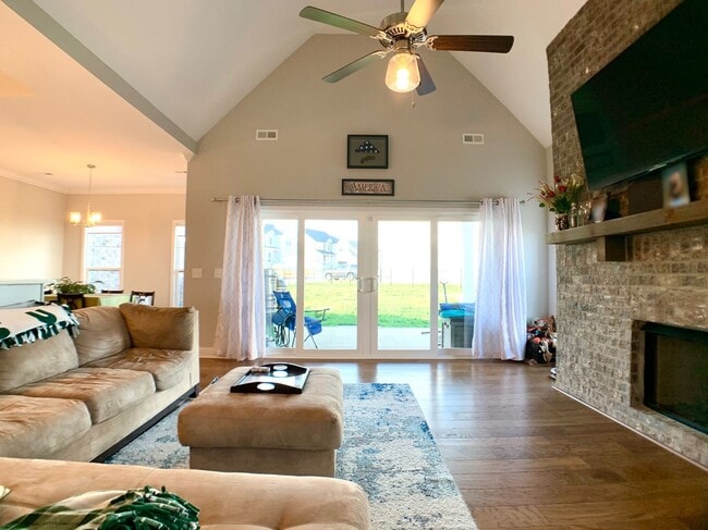 Building Photo - 585 Dexter Dr