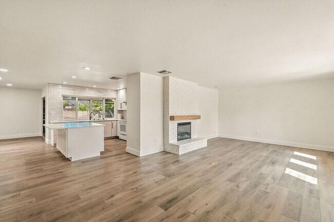 Building Photo - Beautiful 3 bed, 2 bath w/ bonus Room, loc...