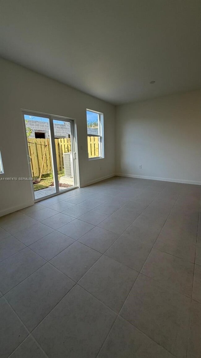 Building Photo - 1077 SE 2nd St