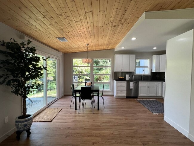 Building Photo - Paradise found! The perfect executive work...
