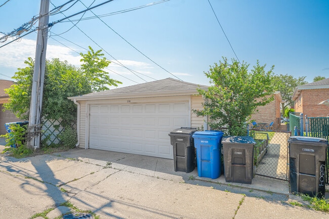 Building Photo - 5740 W 63rd Pl