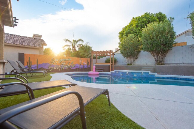 Building Photo - 5924 E Woodridge Dr