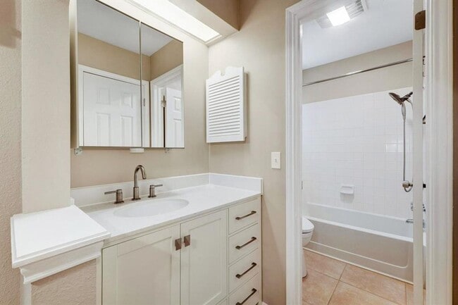 Building Photo - Heritage #108