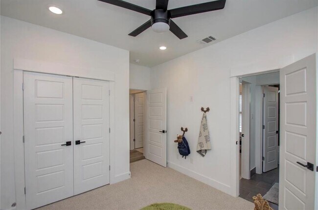 Building Photo - 5823 Highland Sky Ln