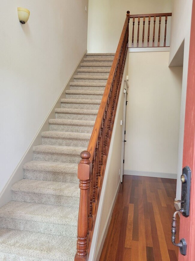 Building Photo - Immaculate 5 Bedroom West Salem Home With a View