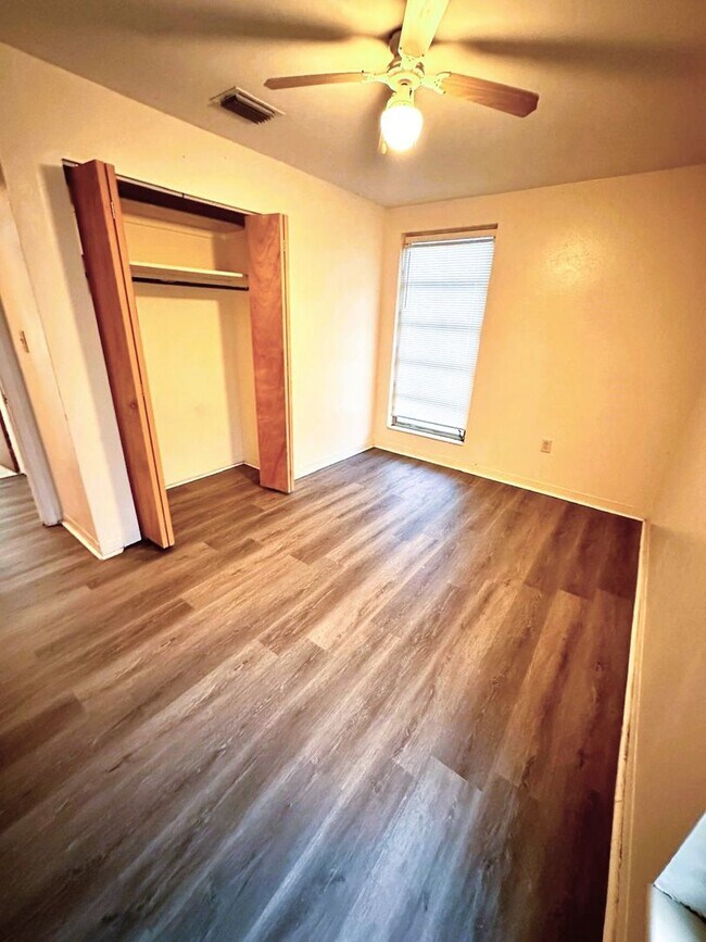 Building Photo - 1007 Flamingo Dr