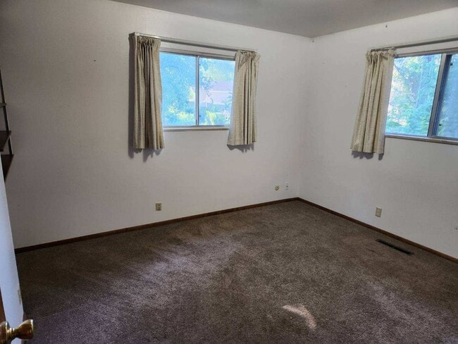 Building Photo - Spacious 2 Bedroom Logan Apartment for Rent