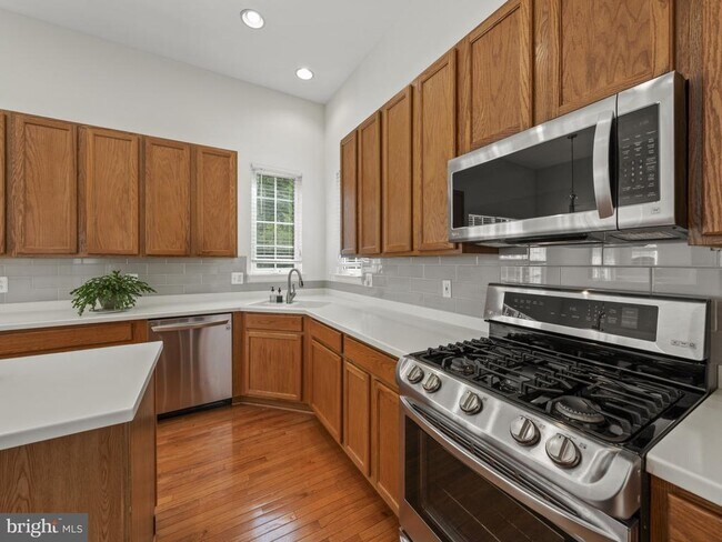 Building Photo - 43103 Lake Ridge Pl