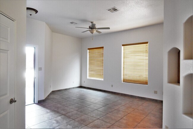 Building Photo - Beautiful 3 Bed/2Bath Townhouse Home off of Roadrunner Pkwy
