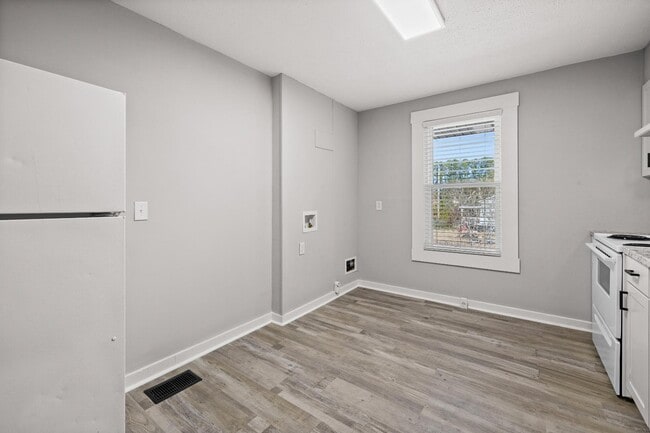 Building Photo - 501 E 4th St