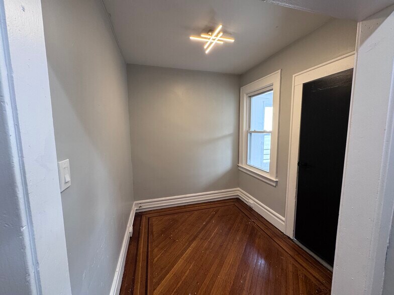 Office/Den - 51 Valley St