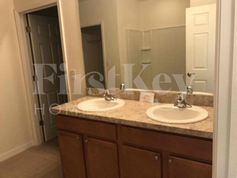 Building Photo - 1609 SW 25th Ln