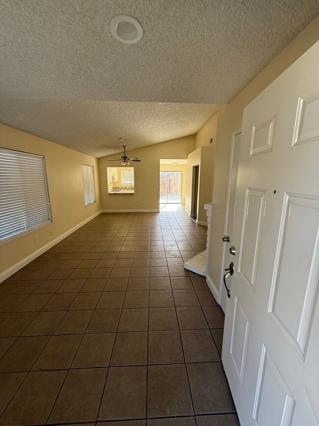 Building Photo - Spacious 2-Bedroom, 1-Bathroom Home in Sou...