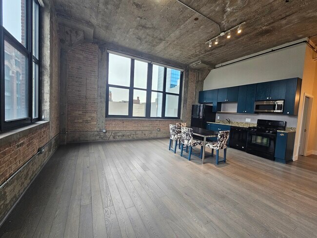 Building Photo - 320 E 21st St