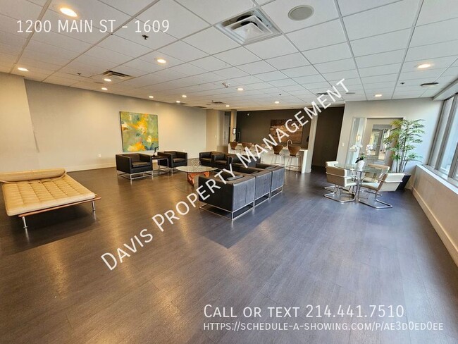 Building Photo - Downtown condo with roof top pool & concie...