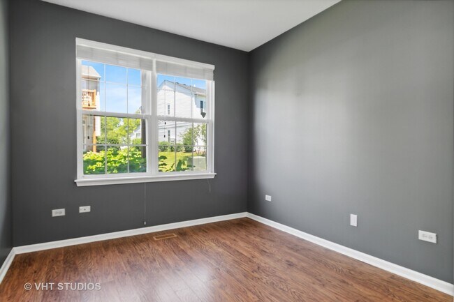 Building Photo - 2442 Golf Ridge Cir